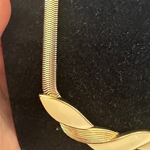 Vintage Gold Colored Costume Jewelry Set Earring and Neckalace - Picture 7 of 9